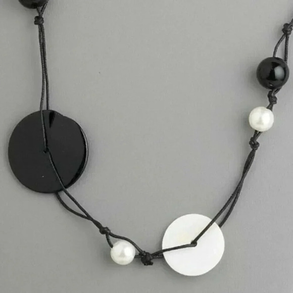 Handcrafted Avant Garde Black and White Mother of Pearl Shell Disc Necklace - Picture 2 of 3